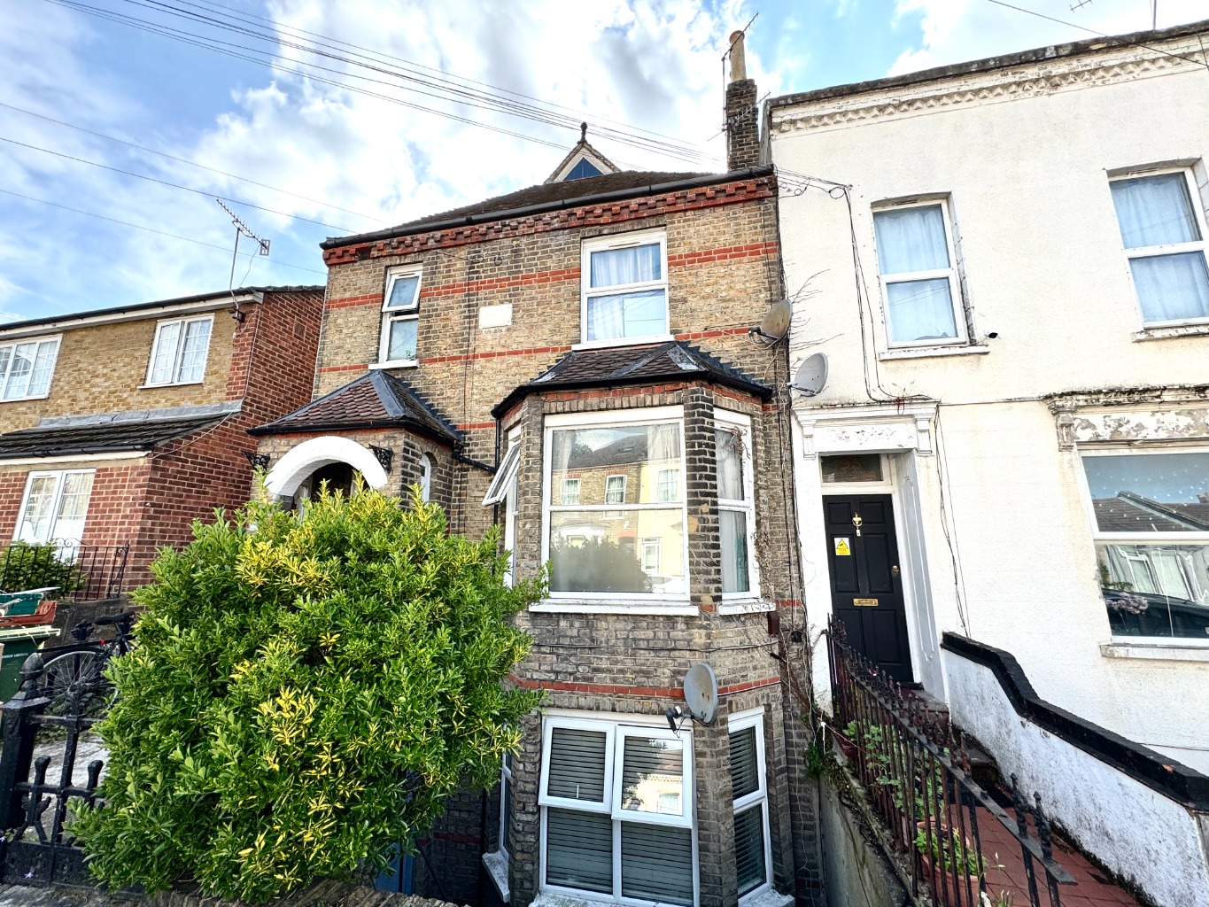 A spacious 3 bedroom split level maisonette, currently used as a 5 roomed HMO. Offered chain free.