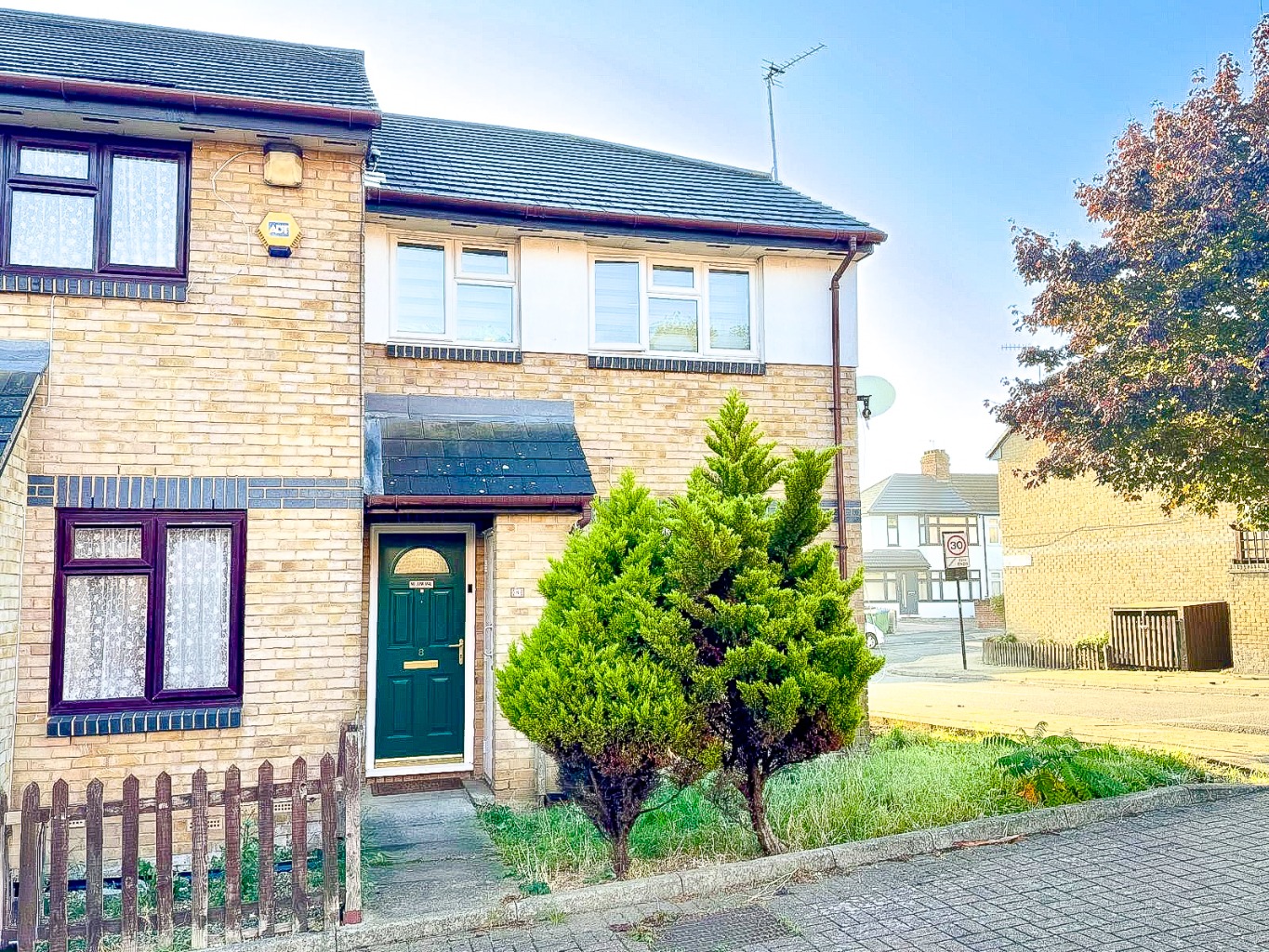 Charming three beroom semi-detached home in Plumstead Common with open plan living
