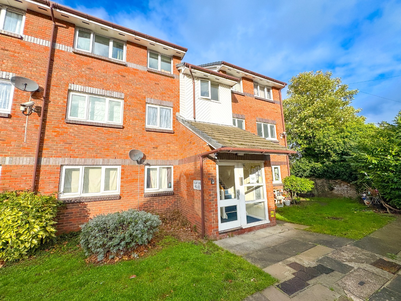 Stunning two bedroom first floor purpose built flat, which is situated in a cul-de-sac location.