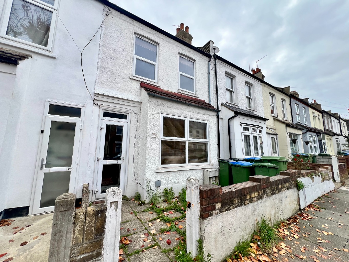 3 DOUBLE BEDROOM TERRACED HOUSE SPLIT OVER THREE FLOORS AND OFFERED CHAIN FREE