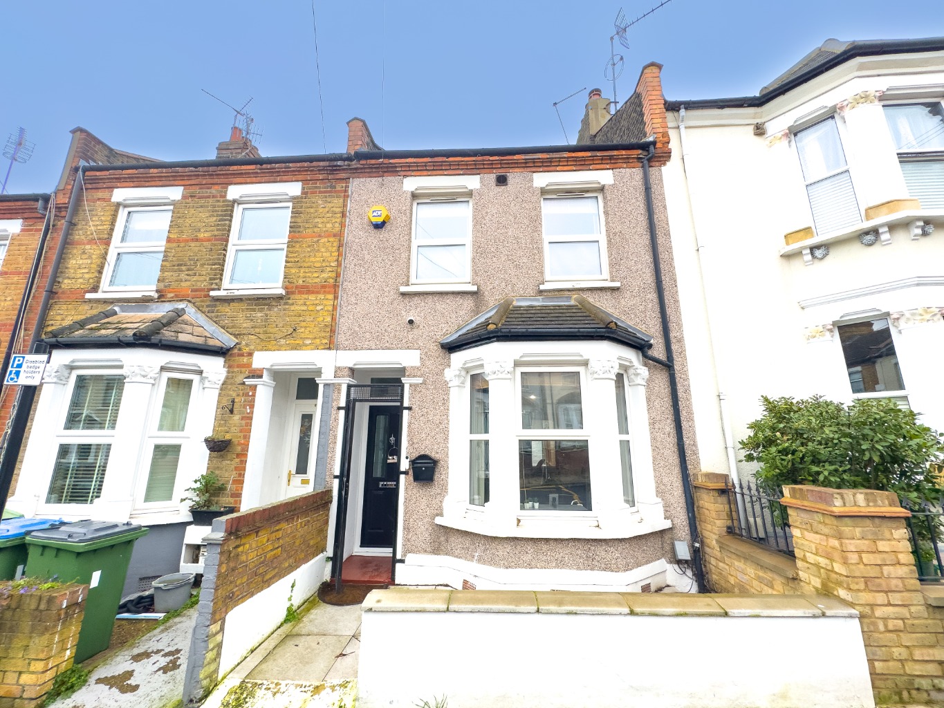 A lovely 2 bedroom Victorian terrace with a home office garden room, complete with air conditioning.