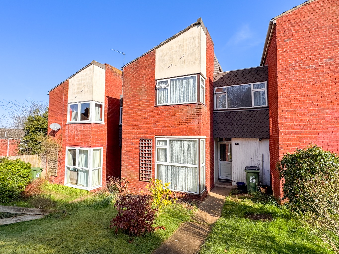 Offered with immediate vacant possession is this three double bedroom terrace house in Shooters Hill