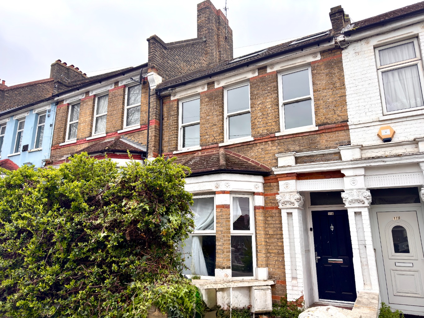 A two bedroomed ground floor garden flat, offered with vacant possession and Share of Freehold.