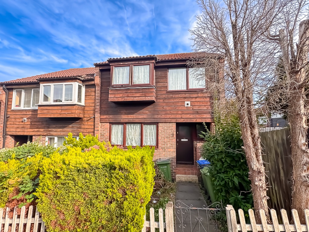 Three double bedroom end of terrace house for sale. Situated in a cul-de-sac location and chain free