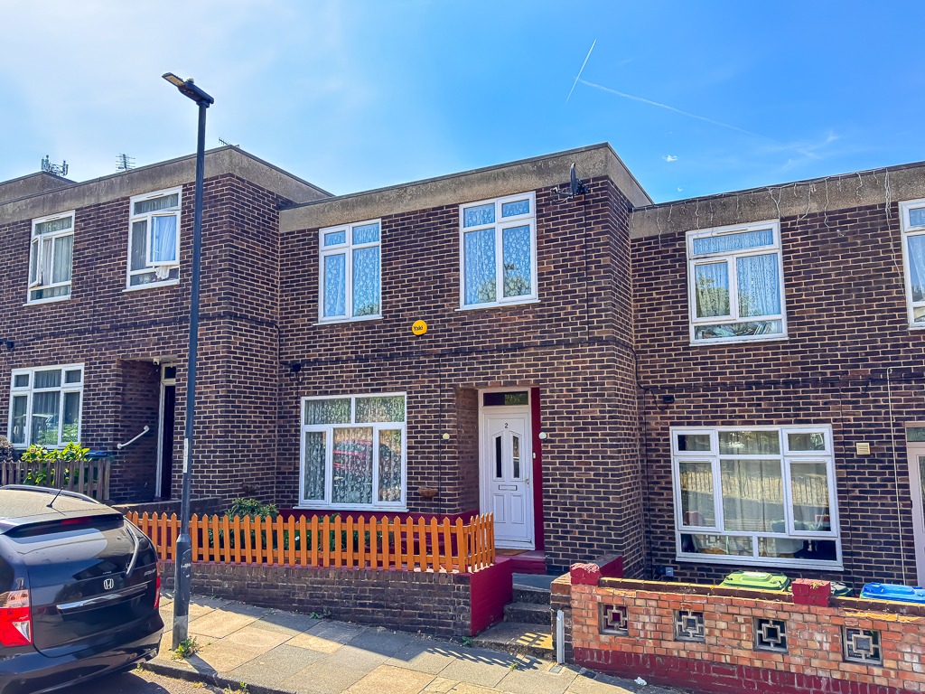 Offered chain free is this three bedroom mid terrace house for sale in a cul-de-sac location.