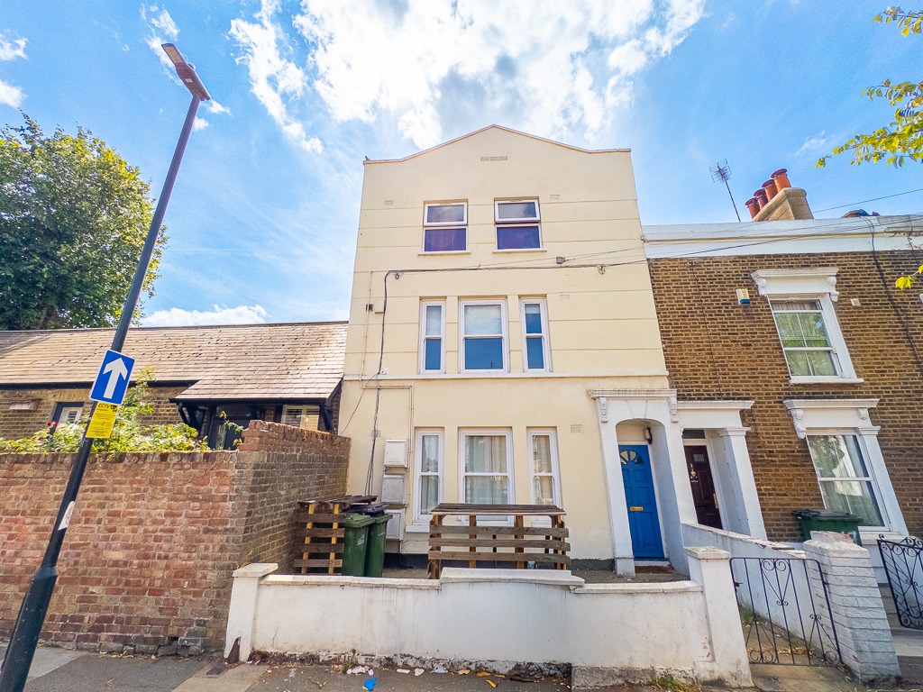 A first floor two bedroom conversion flat , in Woolwich with  communal garden.