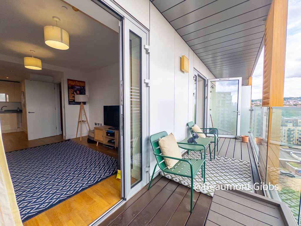 Offered with no forward chain is this central Woolwich located one bedroom balcony apartment.