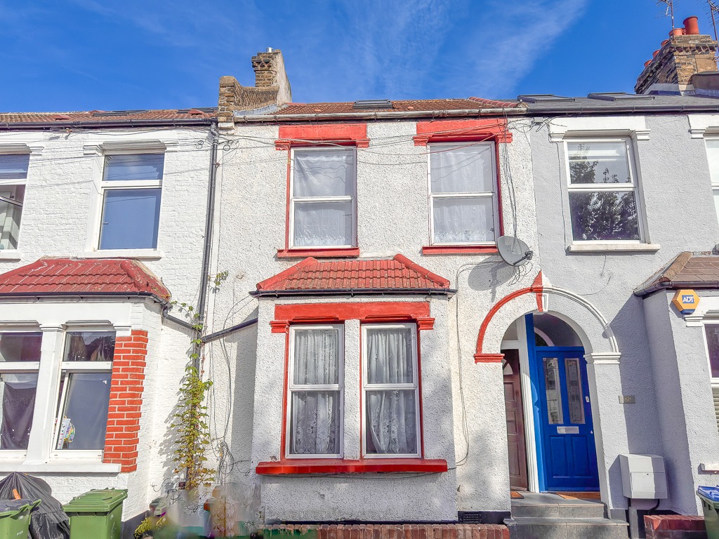 A Three double bedroom Victorian terrace which is offered with immediate vacant possession.