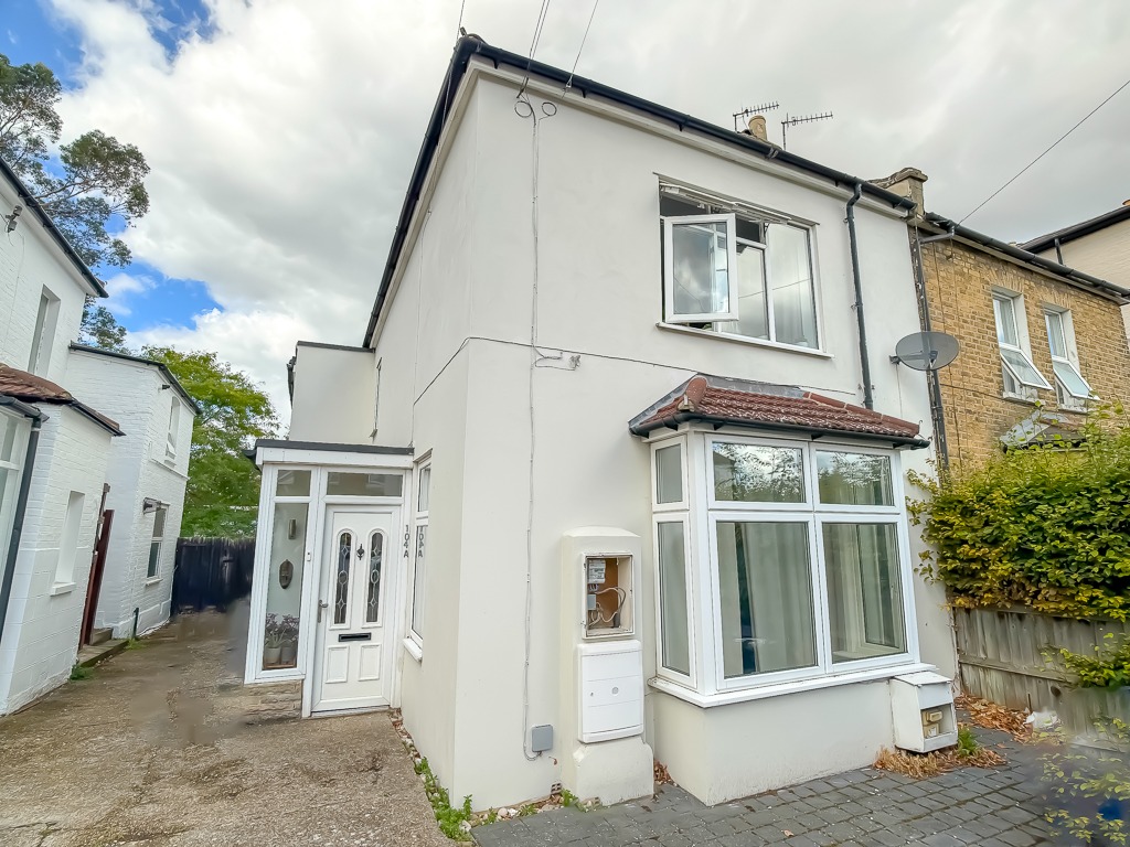 A beautifully presented 1 bedroom first floor maisonette for sale, offered with a Share of Freehold.