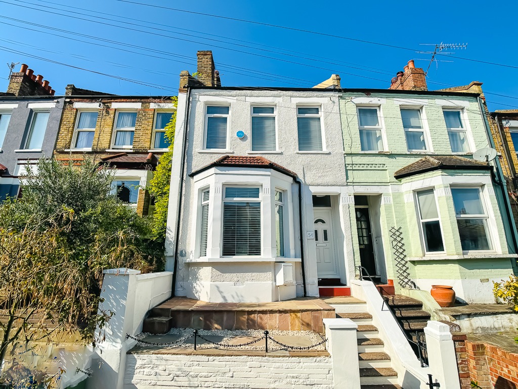 Offered with no chain is this spacious three double bedroom Victorian terrace house for sale.