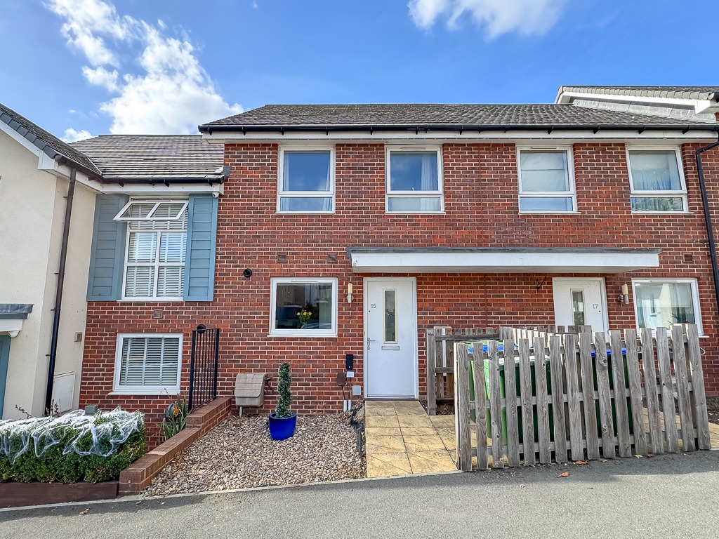 Offered chain free is this lovely and modern three bedroom mid terrace house for sale.