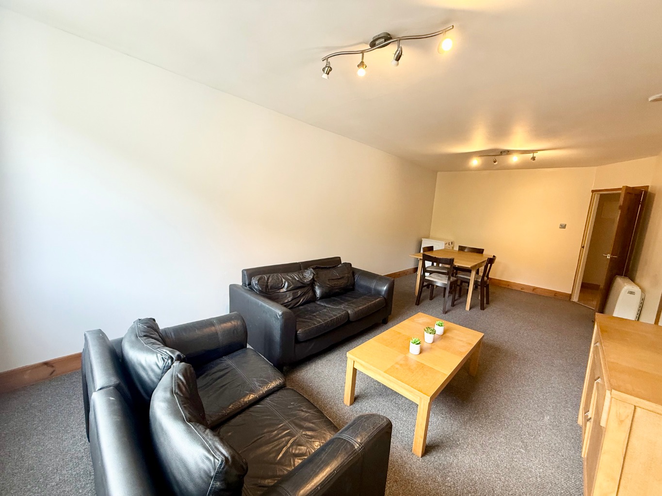 Two double bedroom furnished apartment 20 minute walk from the City Centre.