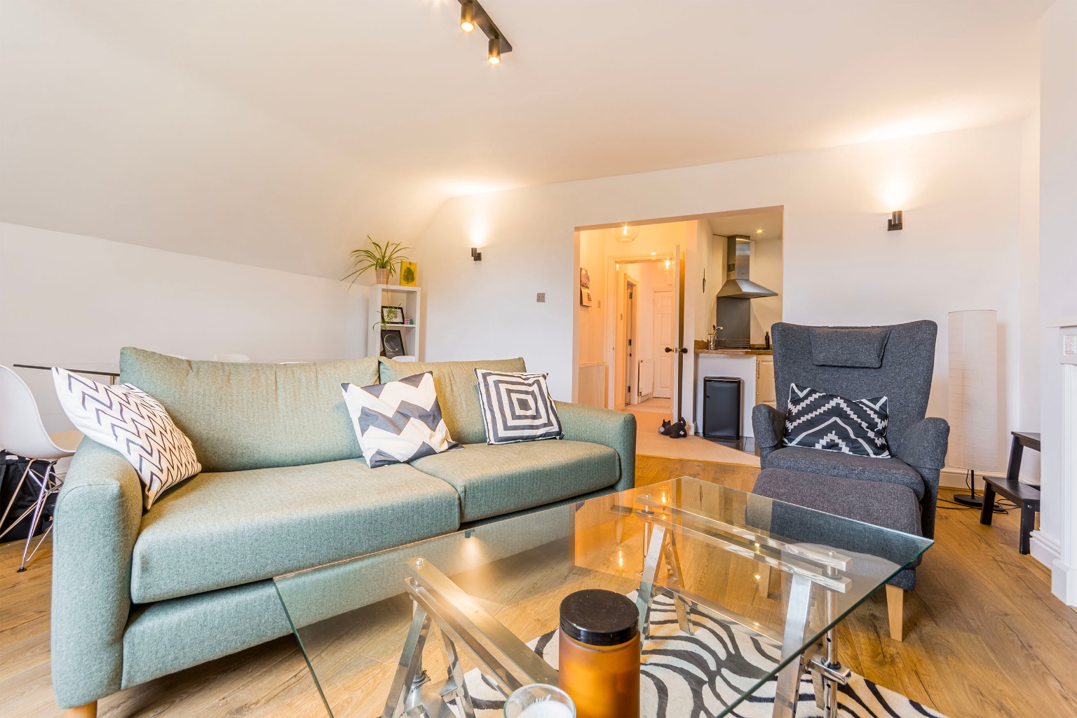 Prestigious Park Estate apartment: Two bedrooms, two bathrooms, City Access