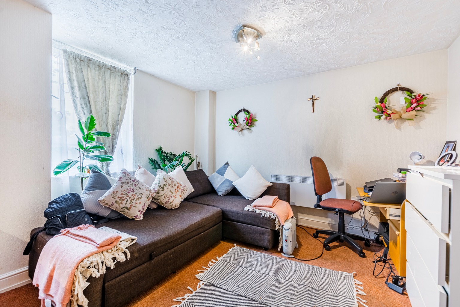 Excellent investment opportunity. Tenanted one bedroom apartment.  Popular development and location