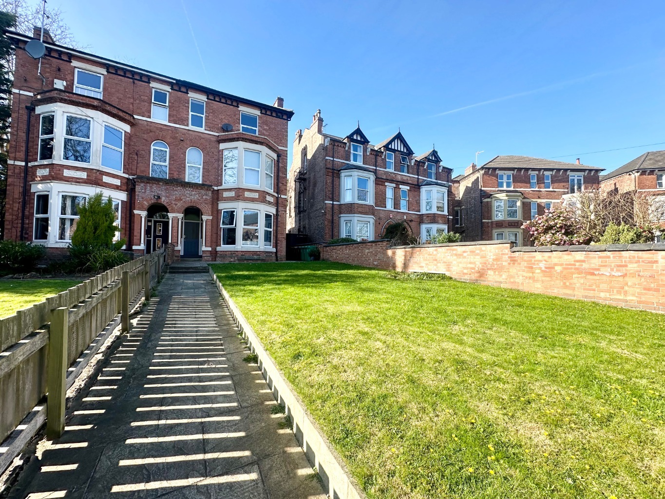 INVESTMENT OPPORTUNITY: Freehold 3-flat block with £36,000+ PA income potential