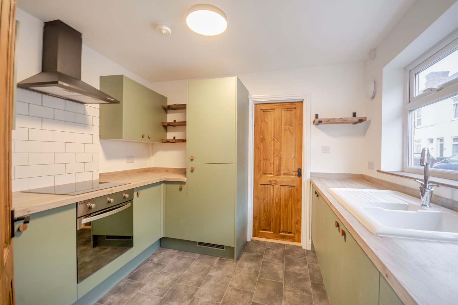 Immaculate three double bedroom refurbished home. Ideal for first-time buyers
