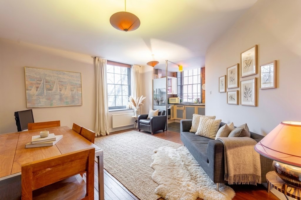 Spacious first floor apartment in historic Stone Yard, Nottingham