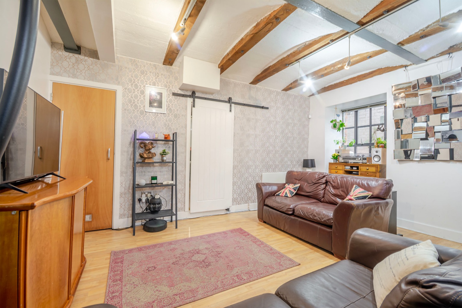 Stylish one bedroom apartment with private outdoor space