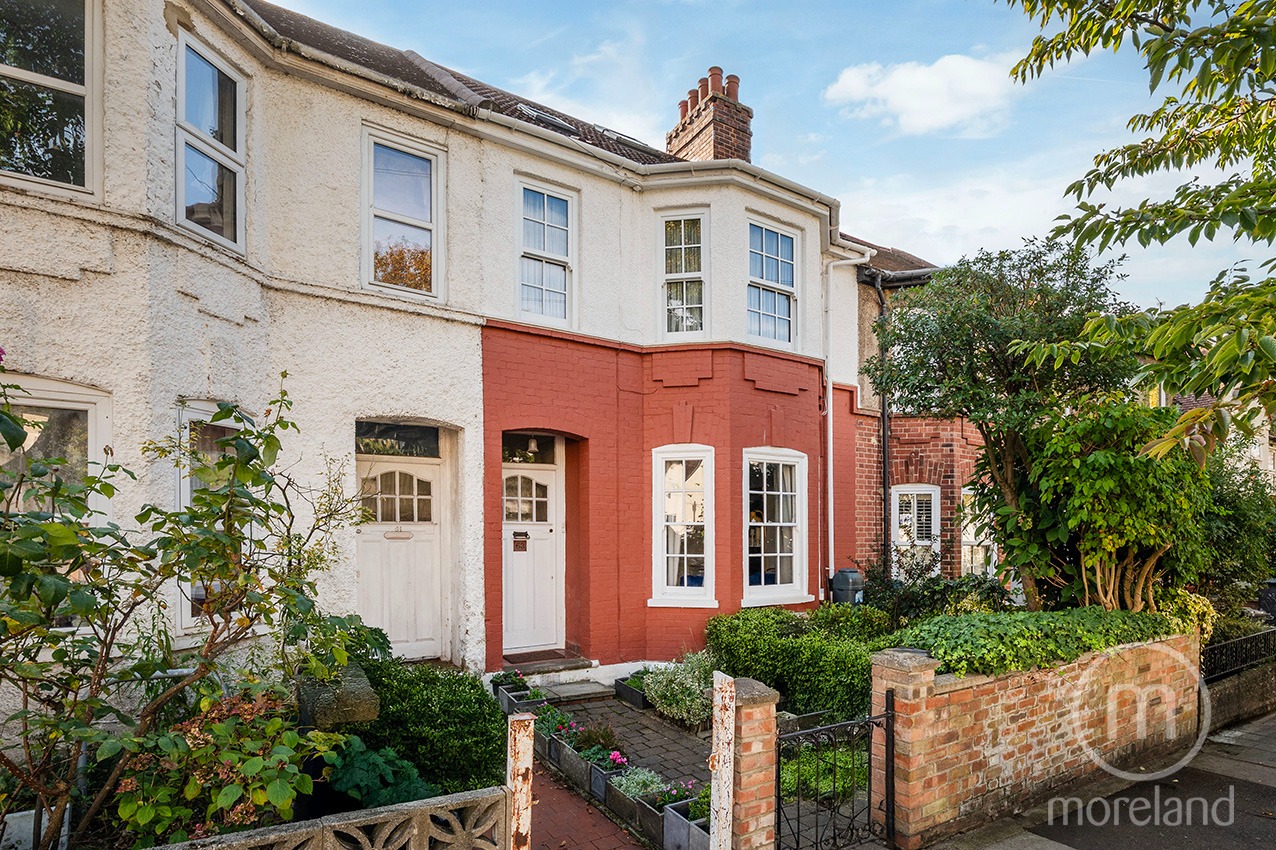 Exclusive Listing On This Charming 2-Bed Ground Floor Apartment with Private Garden