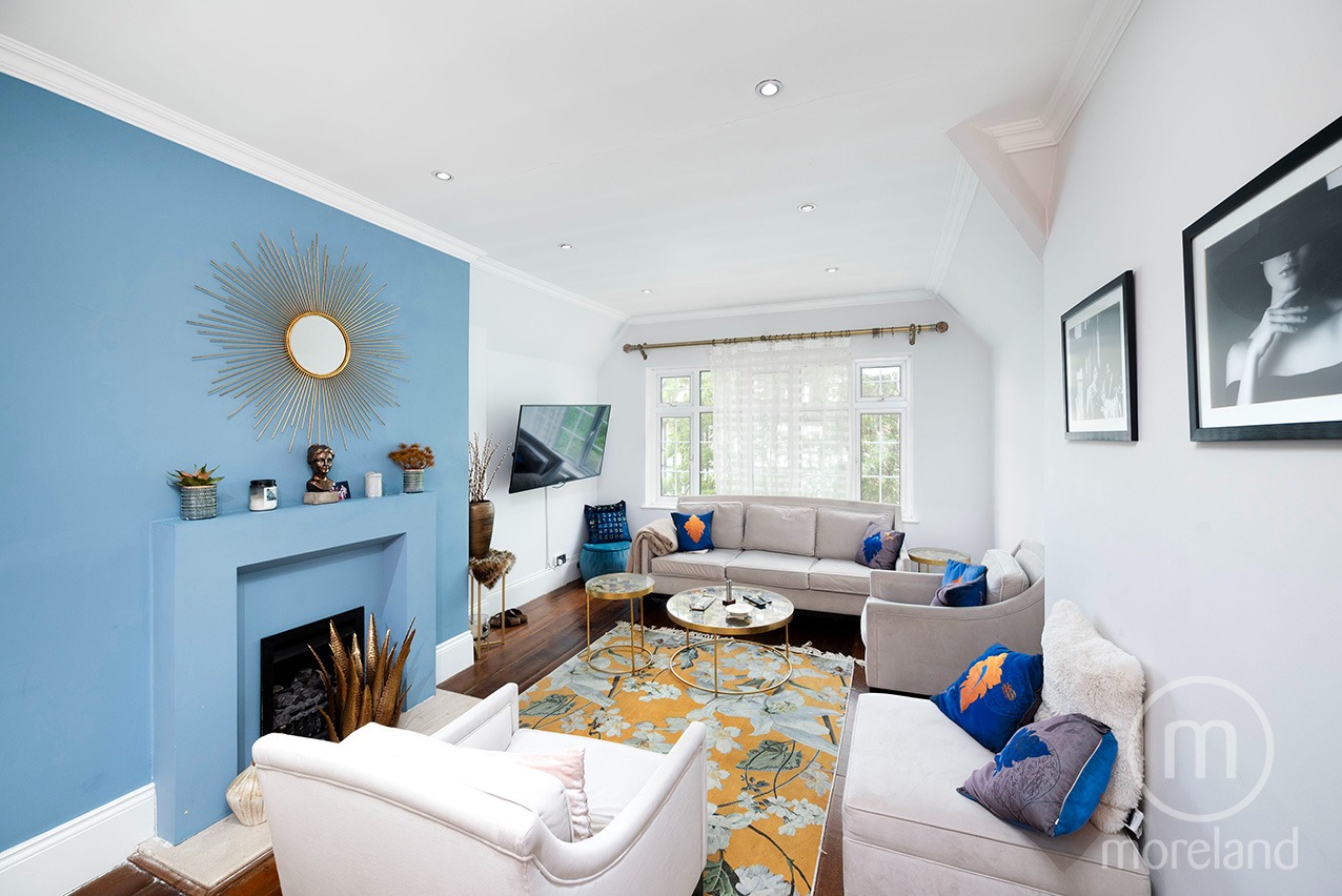 Charming Two Bedroom Flat in Moreland Court, Chain Free