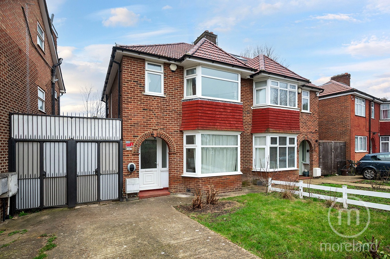 We as exclusive agents are offering a well-presented three bedroom home.