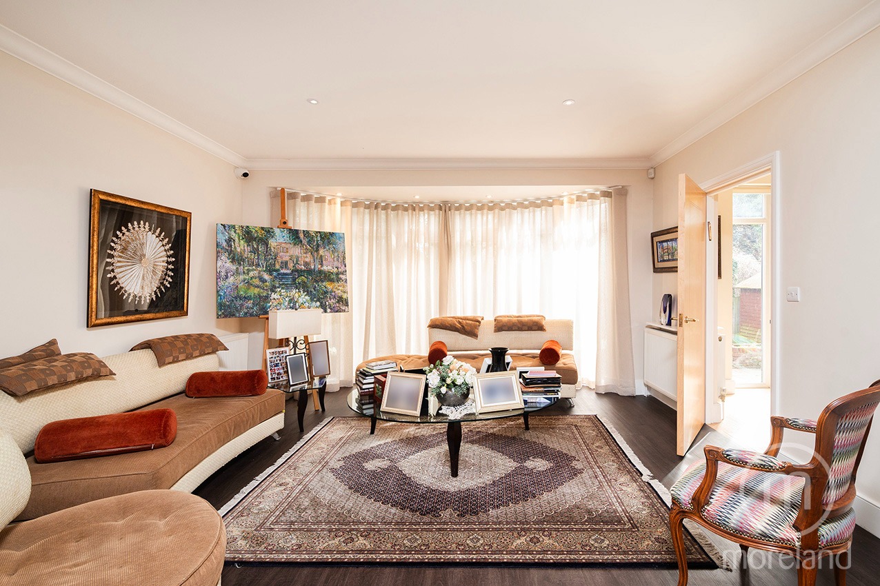 Spacious 4-Bed Detached Home in Prime Shirehall Park Location – Chain Free