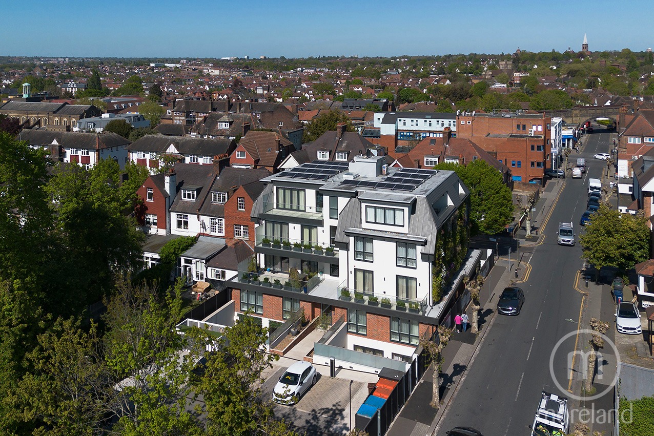 Luxley House: Contemporary 2-Bed Apartment with Private Balcony