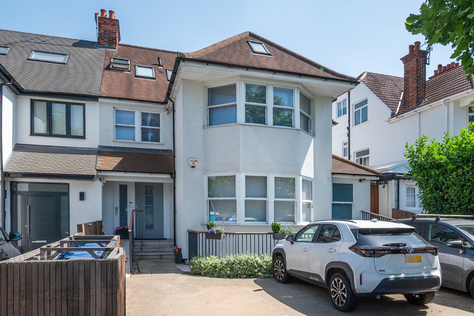 Exclusive Listings- Chain-Free 2-Bed Apartment with Private Lift Access Near Golders Green Station