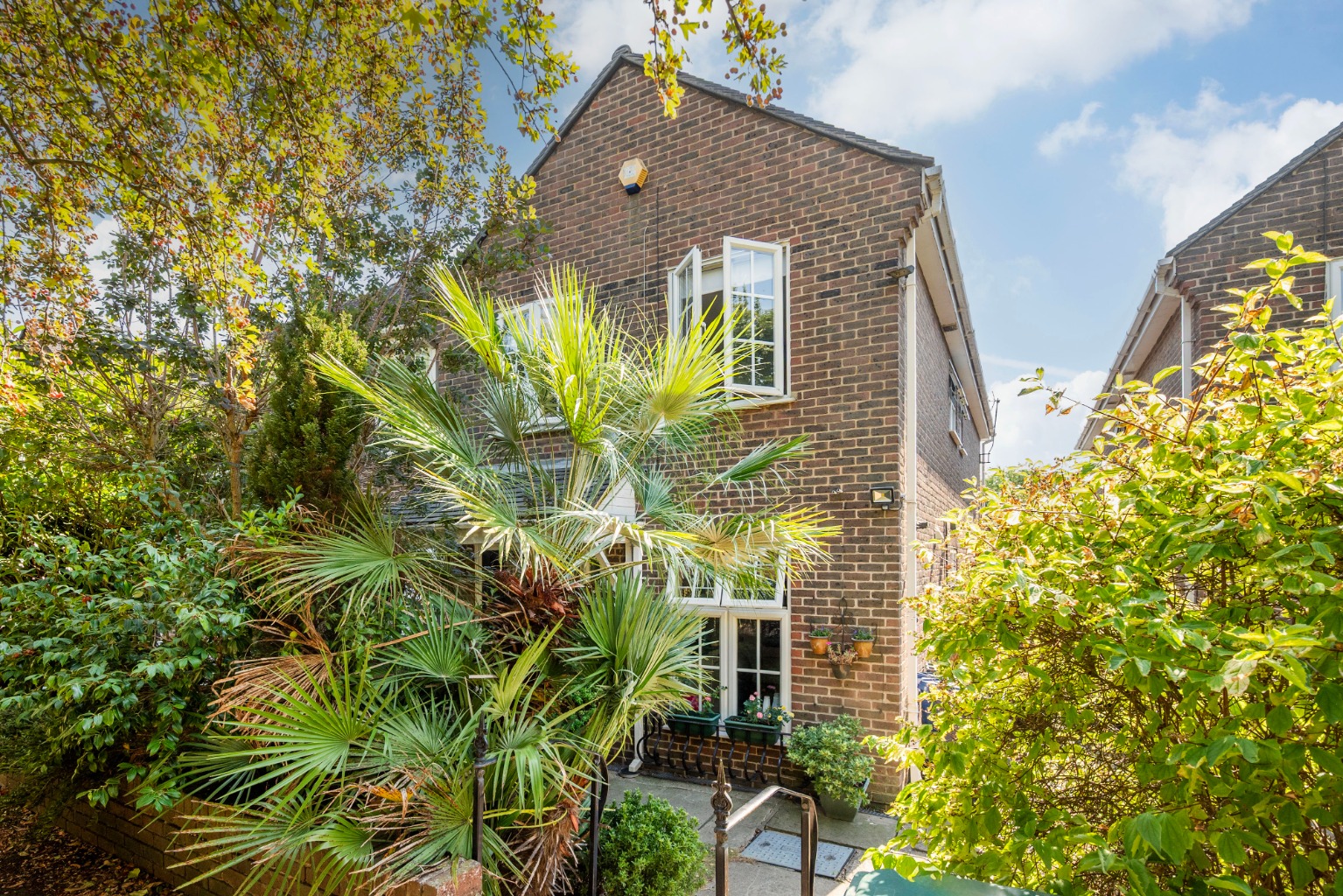 Modern Three-Bedroom End-of-Terrace House with South-Facing Garden and Double Garage
