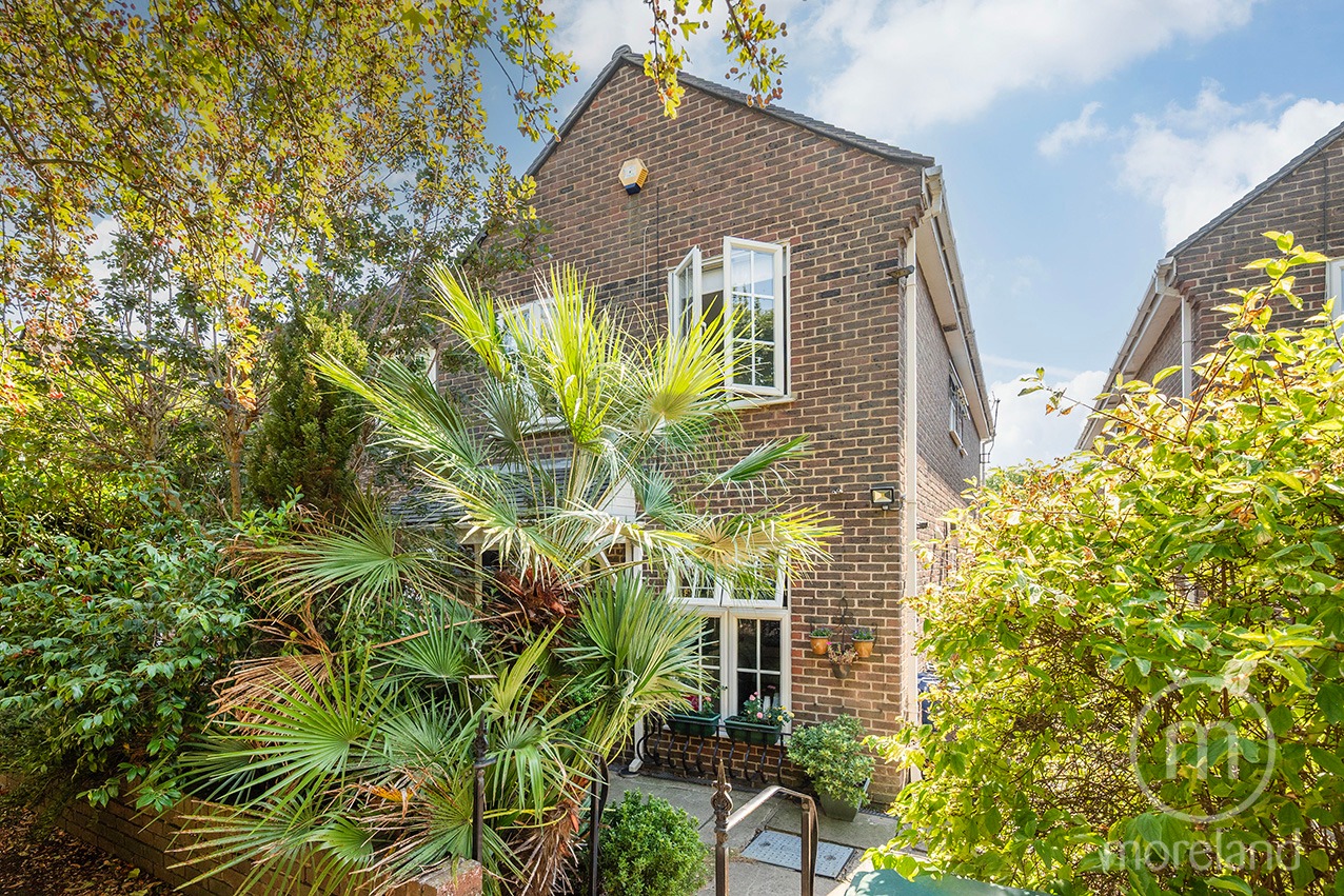 Modern Three-Bedroom End-of-Terrace House with South-Facing Garden and Double Garage