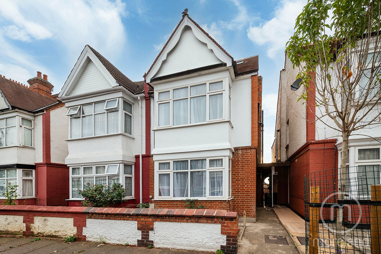 Bright Three-Bedroom Semi-Detached House with West-Facing Garden and Chain-Free Sale.