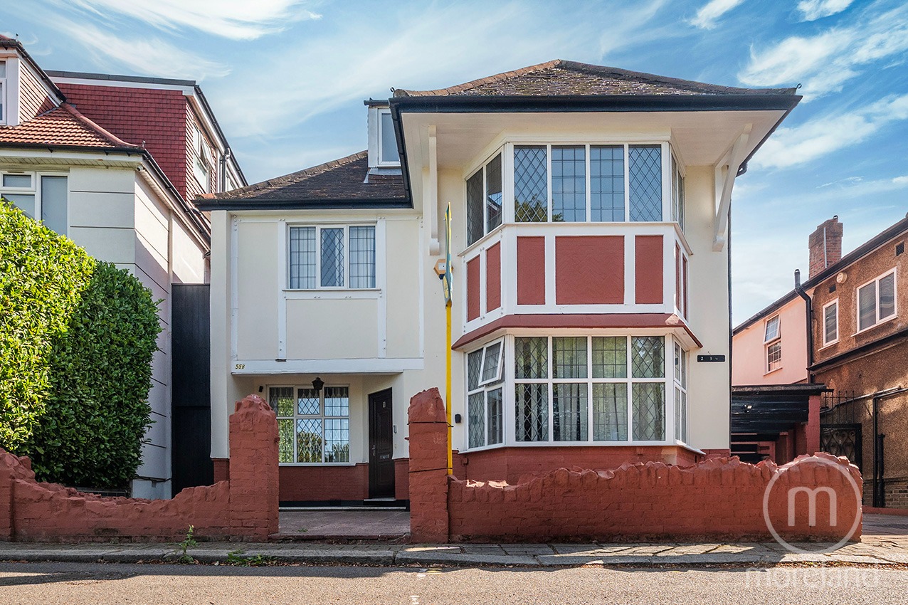 Bright Two-Bedroom, Two-Bathroom Top-Floor Apartment with Off-Street Parking and No Onward Chain