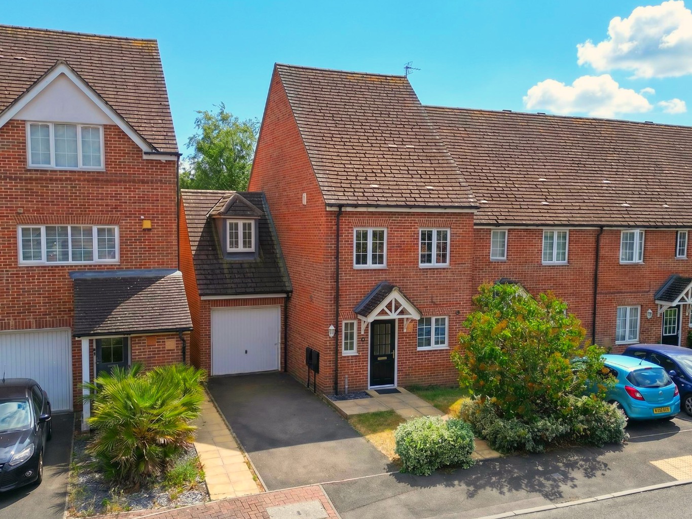 3 Bed Semi Detached with Garage, South-Facing Garden - 2 mins South Lake, 0.8m Earley Station
