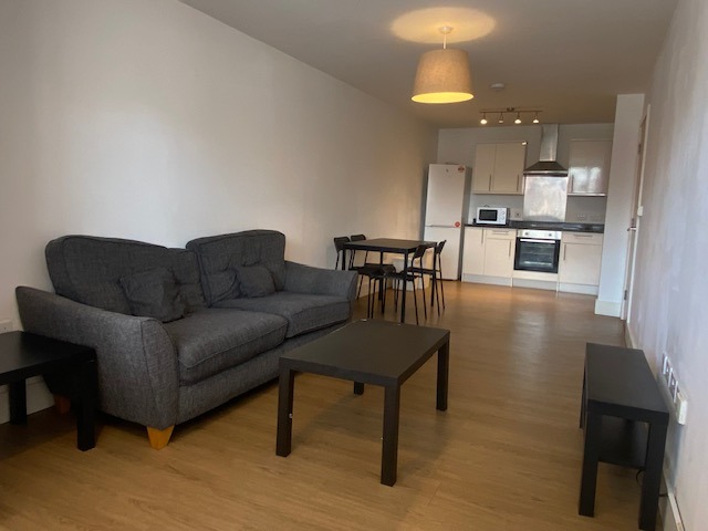 Modern 1 Bedroom First Floor Flat with PARKING SPACE, within walking distance to Reading Town Centre