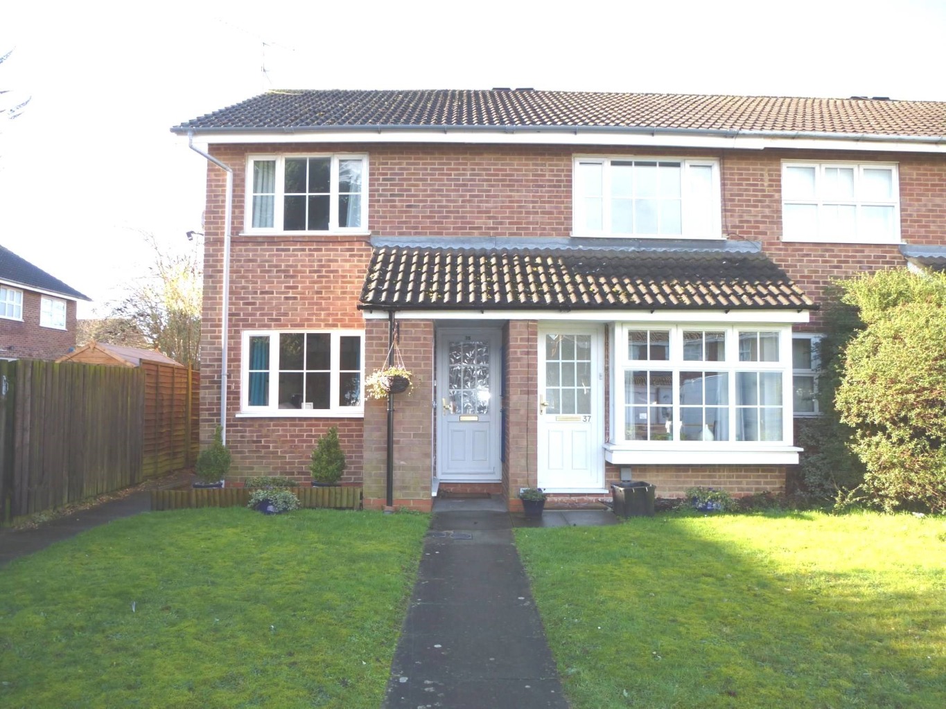 First floor Apartment with 2 good sized bedrooms, ( 1 small double) in a pleasant residential area.