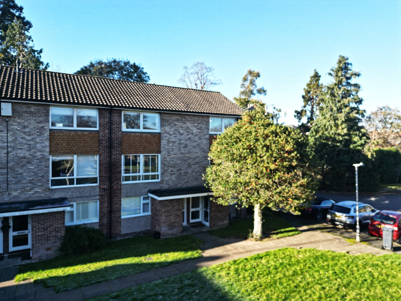 Bright Split-Level 2 Bed Maisonette (1st & 2nd Floor) with Garage in Block - 0.6m from Town