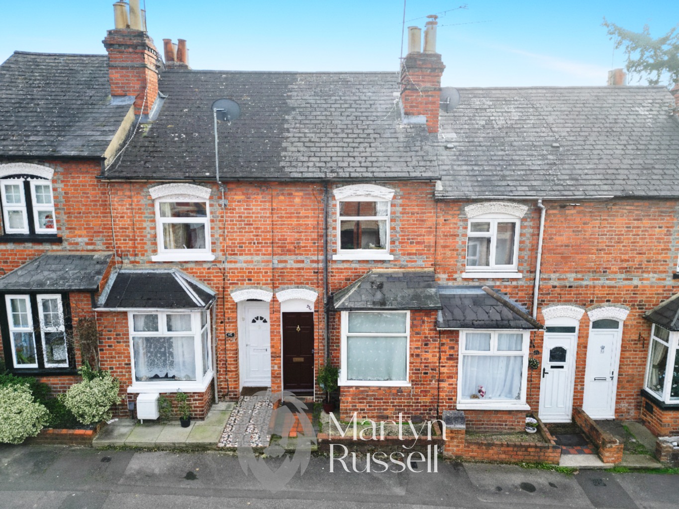 2-Bed Victorian in the Maiden Erlegh Catchment with 17 Bus Access and a Bright, Sunny Kitchen