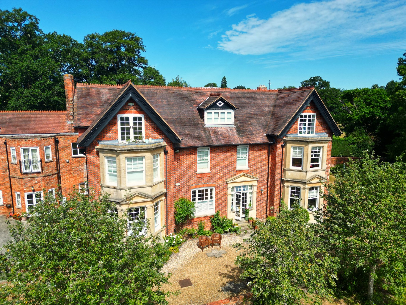 Beautifully Refurbished 2 Bed / 2 Bath Victorian Country House Apartment in Mortimer Village.