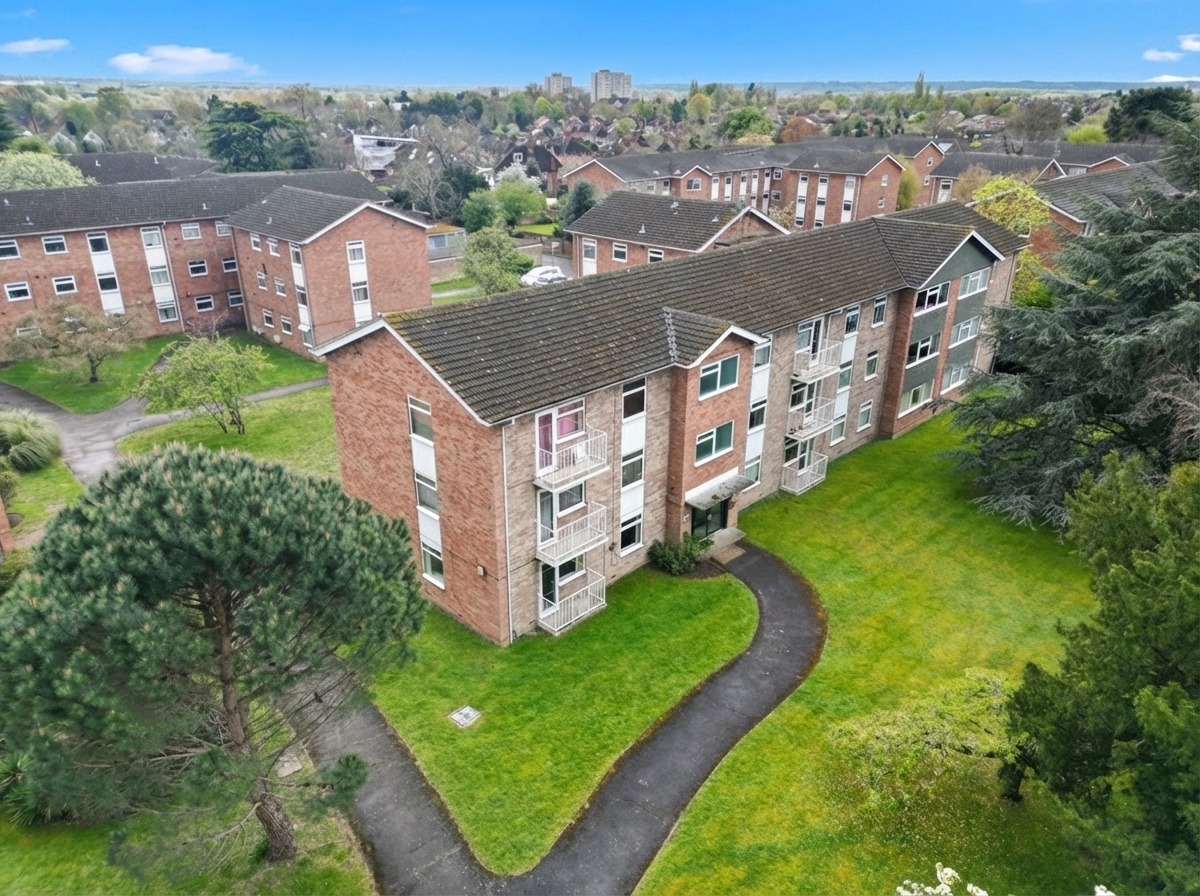2 Bed Apartment - Ground Floor Living with Garage & Balcony -  Walk to Reading Town Centre & Station