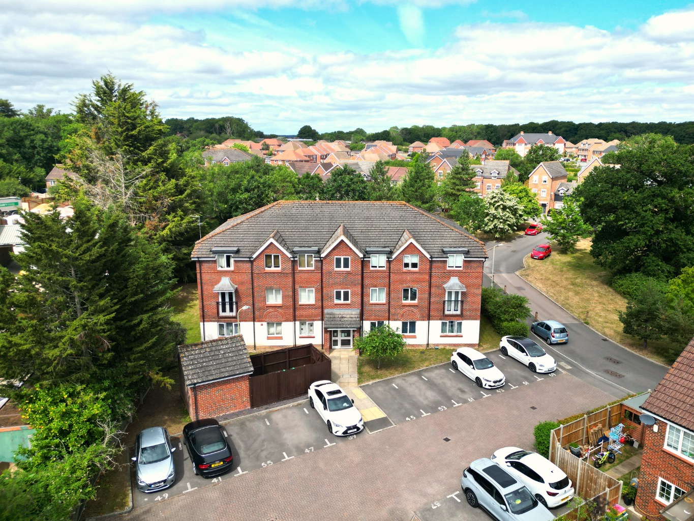 Chain Free, Ground Floor Apartment, Two Bathrooms with 900+ Year Lease near Junction 11 M4