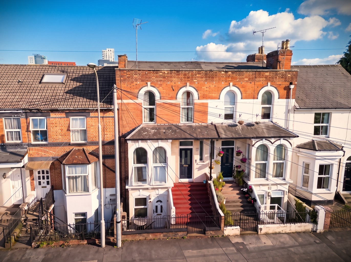 1 Bed Character Apartment with Parking, Private Patio & Study Room  - 10min Walk to Station Reading
