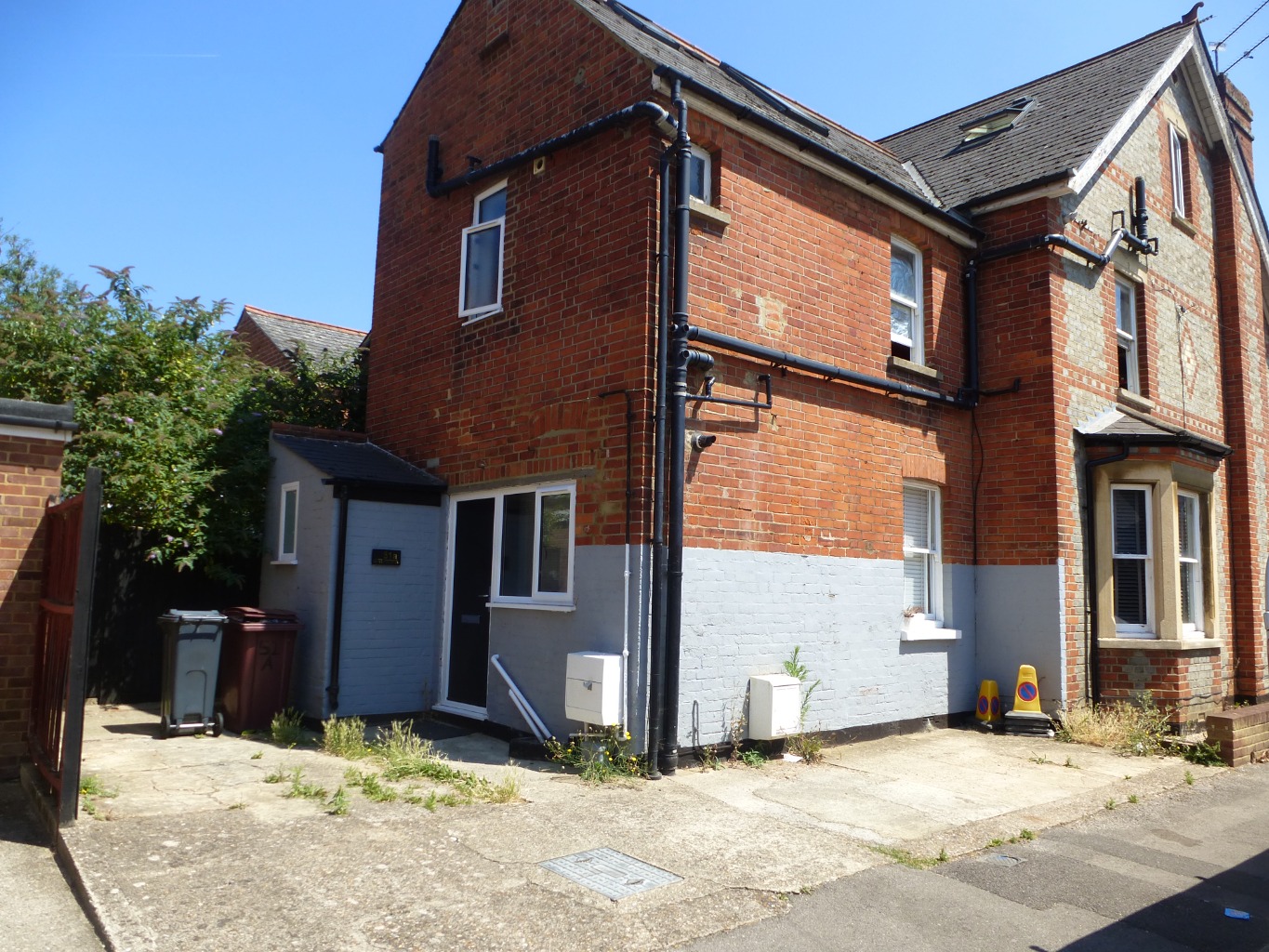 Ground Floor 2 Double bedroom apartment, with off street parking available for 1 car.