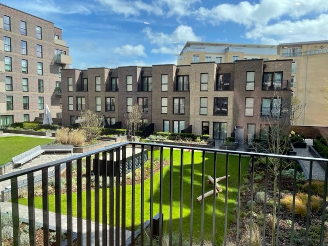 Modern one bedroom apartment on the second floor and is conveniently located to Reading Town Centre