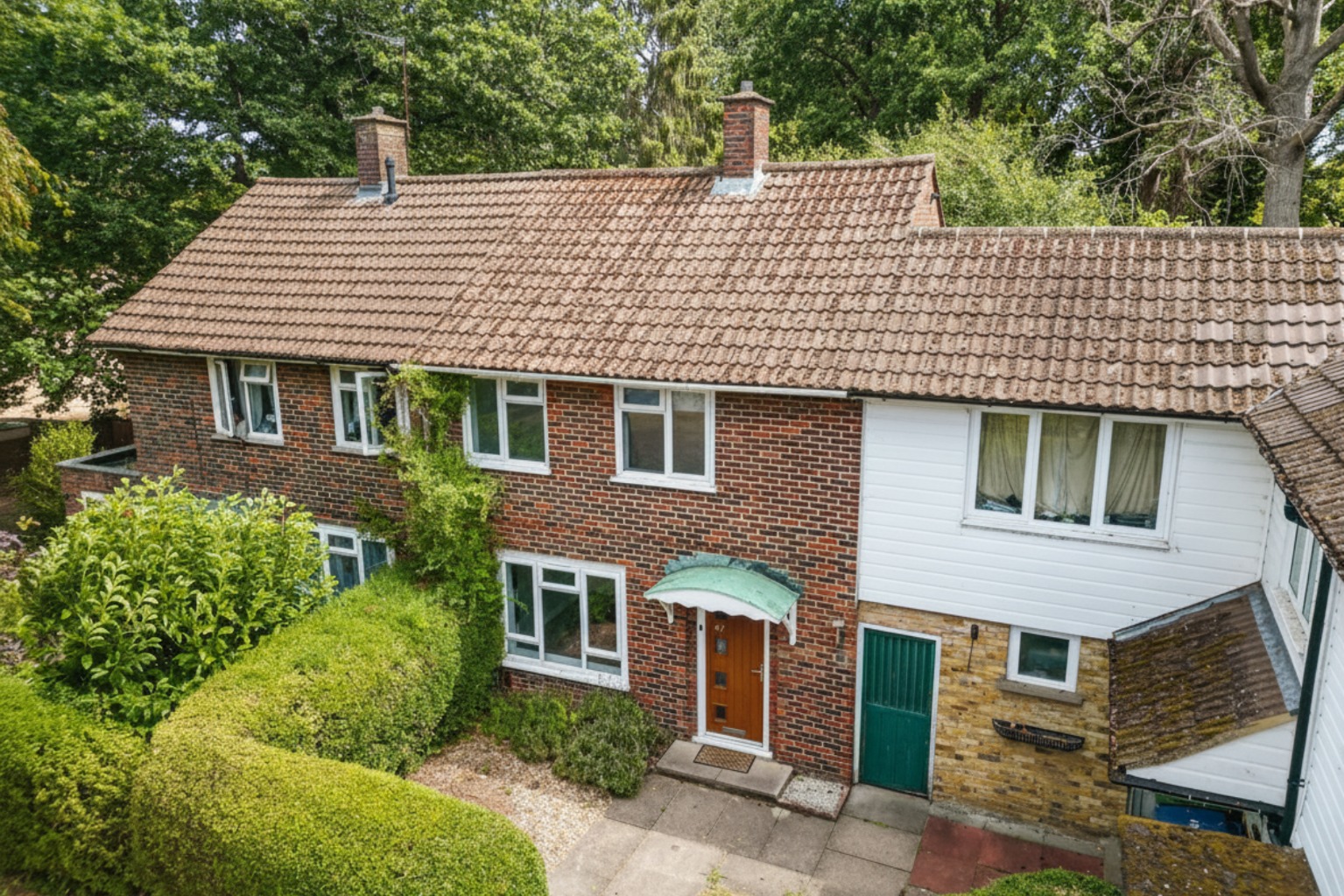 Wait until you see this garden. Modernised two bedroom home, turnkey ready,  0.7 miles to Station