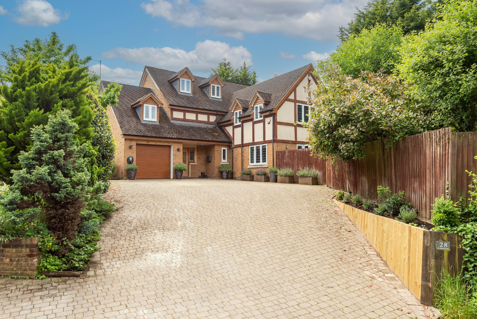 Spacious Detached House, 5 Bed, 4 Bath, 3 Reception, 3383sqft, HP4