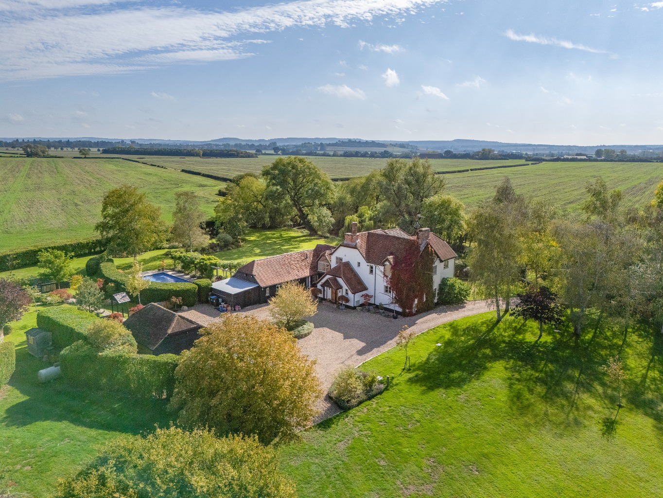 A distinguished 18th-century farmhouse in 4 acres of landscaped gardens
