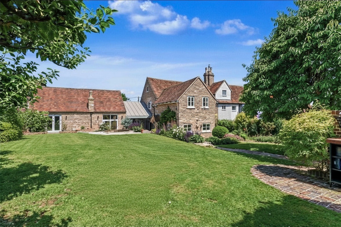 A substantial 3,282 sq ft Grade II listed home in Berkhamsted’s most prestigious location