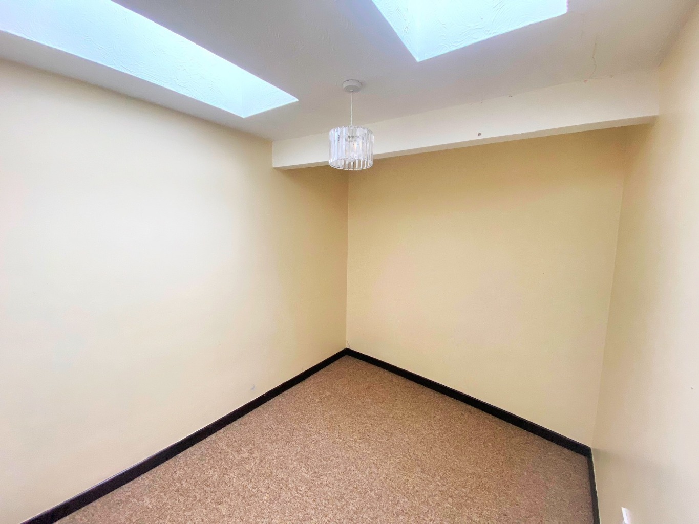 Stylish Two Bedroom First Floor Apartment in Portland Property image 5