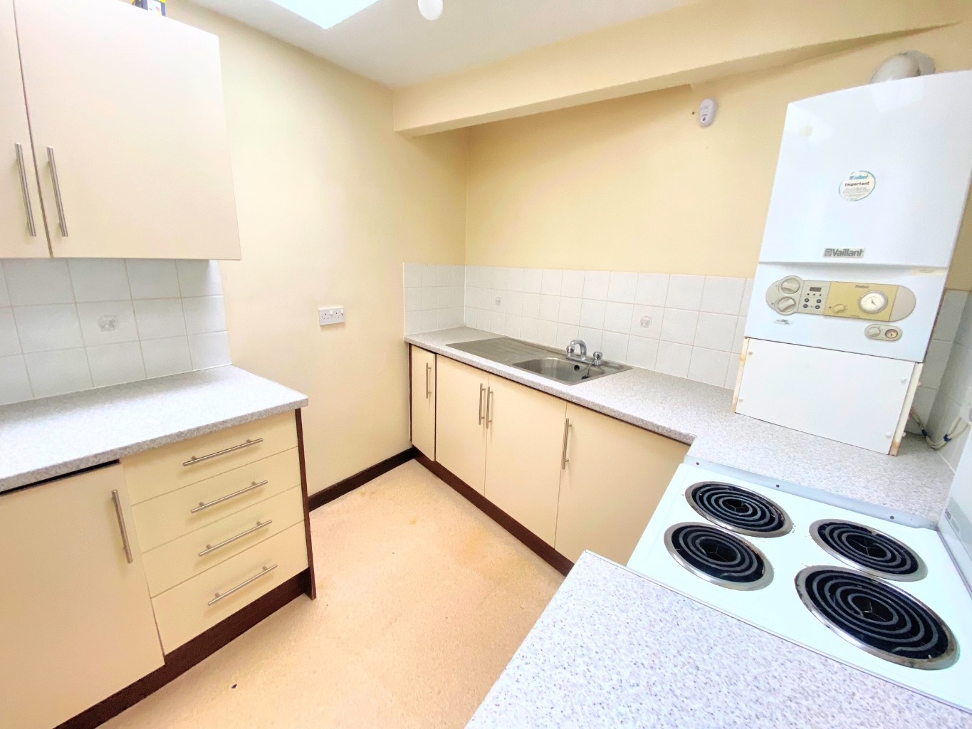 Stylish Two Bedroom First Floor Apartment in Portland Property image 3