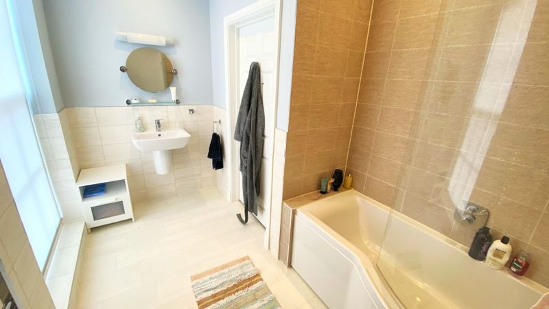 Stylish Two-Bedroom Apartment with Juliet Balcony in Dorchester Property image 8
